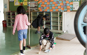 粟国小中学校の子どもたち・清掃風景